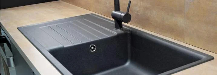 Schwarze Spüle mit Armatur